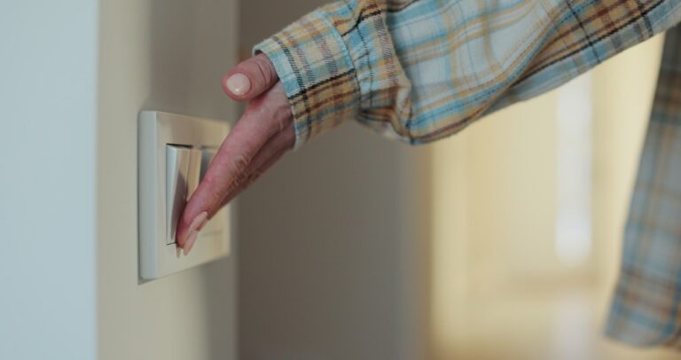LIGHT SWITCH NOT WORKING? COMMON CAUSES AND WHAT TO DO