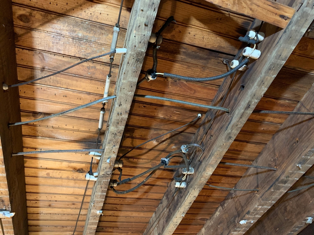 Read more about the article KNOB AND TUBE WIRING: RISKS, INSURANCE PROBLEMS & WHAT REPLACEMENT COSTS